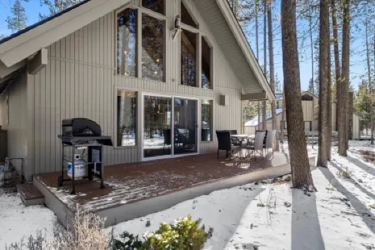 Chalet Squatch - Cozy-Luxe Cabin Near Village & SHARC!