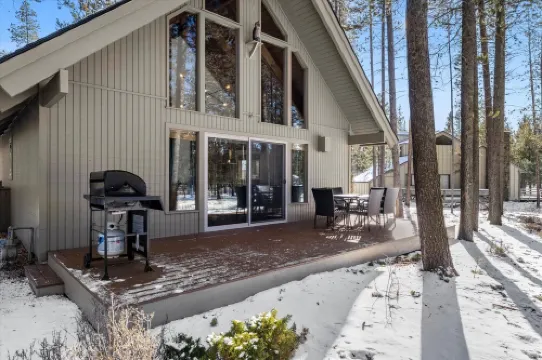 Chalet Squatch - Cozy-Luxe Cabin Near Village & SHARC!