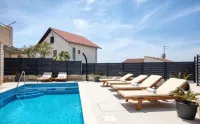 House Mirka - Pools