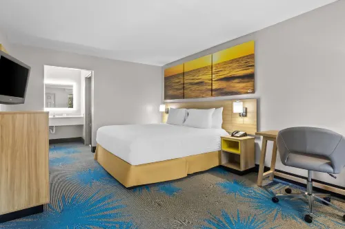 Days Inn by Wyndham Ocean Springs - Motels