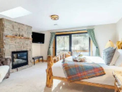 Base Camp by AvantStay Magical Cabin w Sauna Hot Tub Close to Snow Golf Hotels in Sunriver