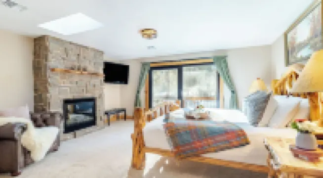 Base Camp by AvantStay Magical Cabin w Sauna Hot Tub Close to Snow Golf