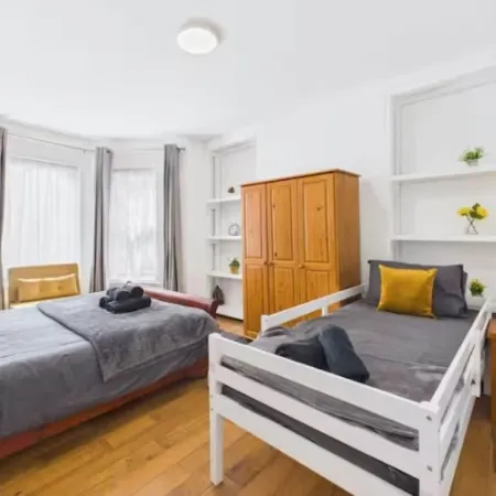 4BR London Home Piccadilly Line Sleeps 9 Отели рядом с достопримечательностью «Тоттенхэм»