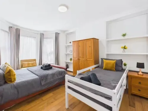 4BR London Home Piccadilly Line Sleeps 9