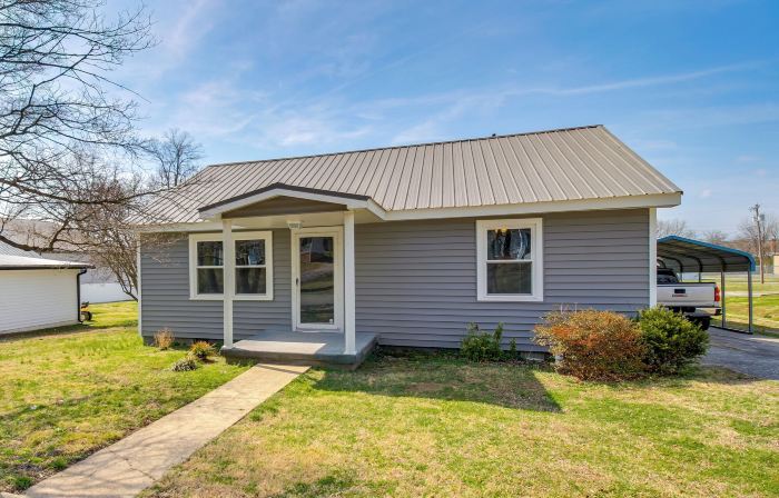 Lakes, Whiskey & More! Charming Home in Tullahoma