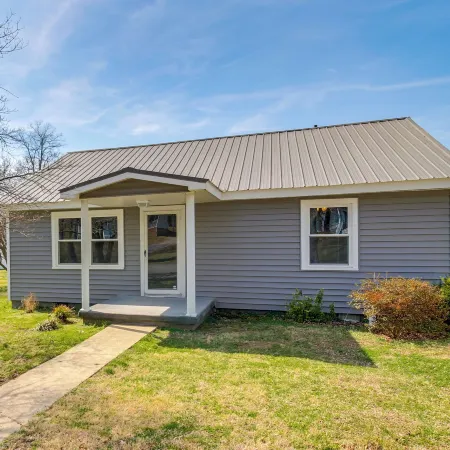 Lakes, Whiskey & More! Charming Home in Tullahoma