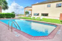 Quality Inn & Suites Victoria South - parking