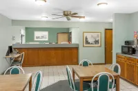 Super 8 by Wyndham Washington/Peoria Area - parking
