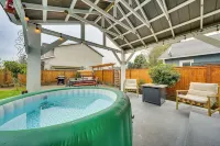 Patio Oasis! Contemporary Tacoma Hideout - Kitchen