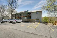 Unwind Fireside: Ozark Mtn Condo w/ Resort Perks! - Parkplatz