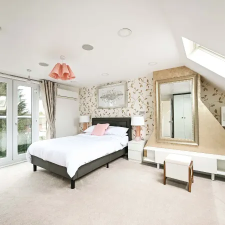 Windsor 5-bed House - Stroll to Castle - Sleeps 13