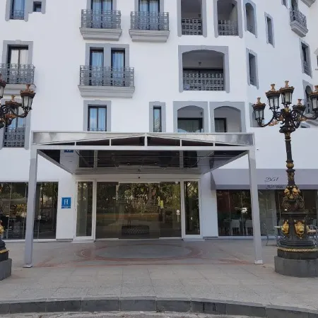 Park Plaza Suites Apartamentos Отели рядом с достопримечательностью «Пуэрто-Банус»