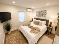 Entire cottage, walk to/from ferry & downtown, newly renovated, parking on site