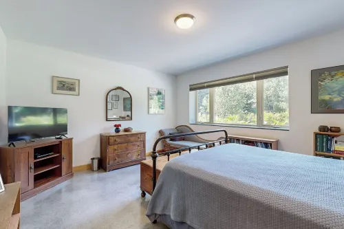 Secluded 2 BR Cottage w/ Private W/d, Wifi & Patio - Wifi
