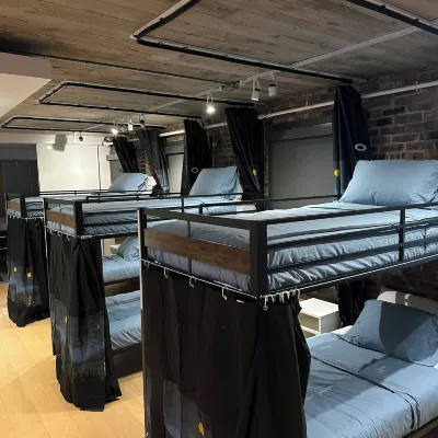 Smith's Irish Pub & Accomodation Hotels near جاستاون