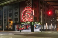 Staypineapple, Hotel Five, Downtown Seattle Белтаун: отели