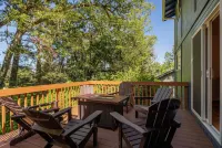 Wake Robin House - Comfortable & Close To Campus 4 Bedroom Home - balcony