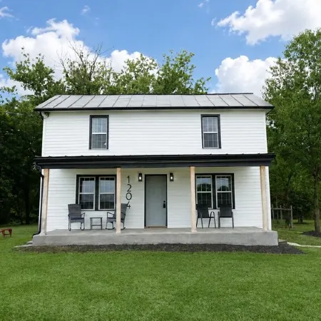 Charming 3-bedroom house with porch and yard in Winchester