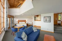 Canadian Princess Lodge & Marina - Mountain view