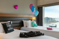 Moxy Amsterdam Houthavens - piscina