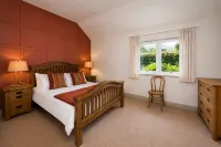 Cosy Riverside Escape with Hot Tub | Garth Cottage - Хоумстей