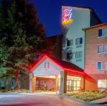 Red Roof PLUS+ Raleigh Downtown - NCSU/Conv Center - parking