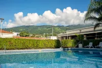 Hilton San Salvador - Pools