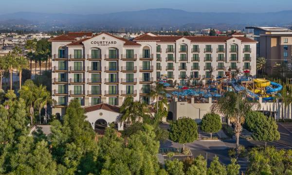 Courtyard by Marriott Anaheim Theme Park Entrance