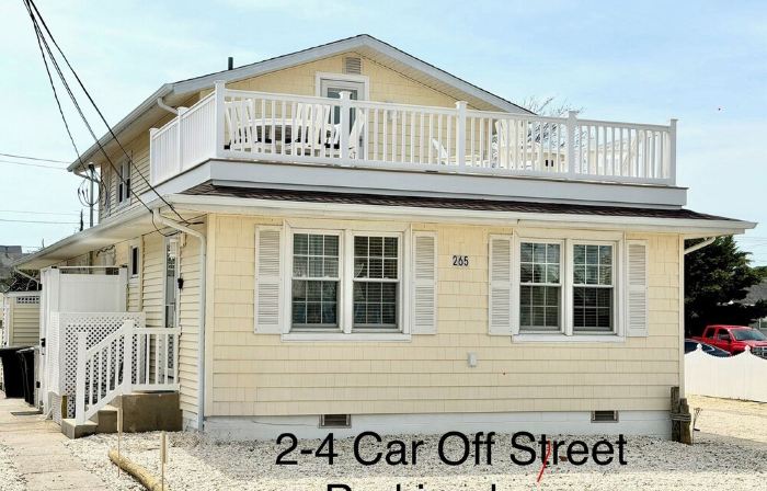 Charming 3-bedroom townhome 2 blocks from ocean and bay, in town of Stone Harbor