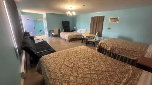 Colonial Motel - parking