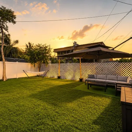 3Br Guitar House + Poker Lounge Near Hard Rock
