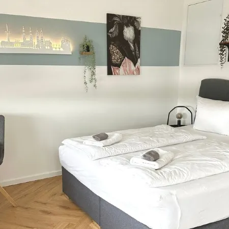 Close to the city center with parking space, balcony, lockable bike box & charging station