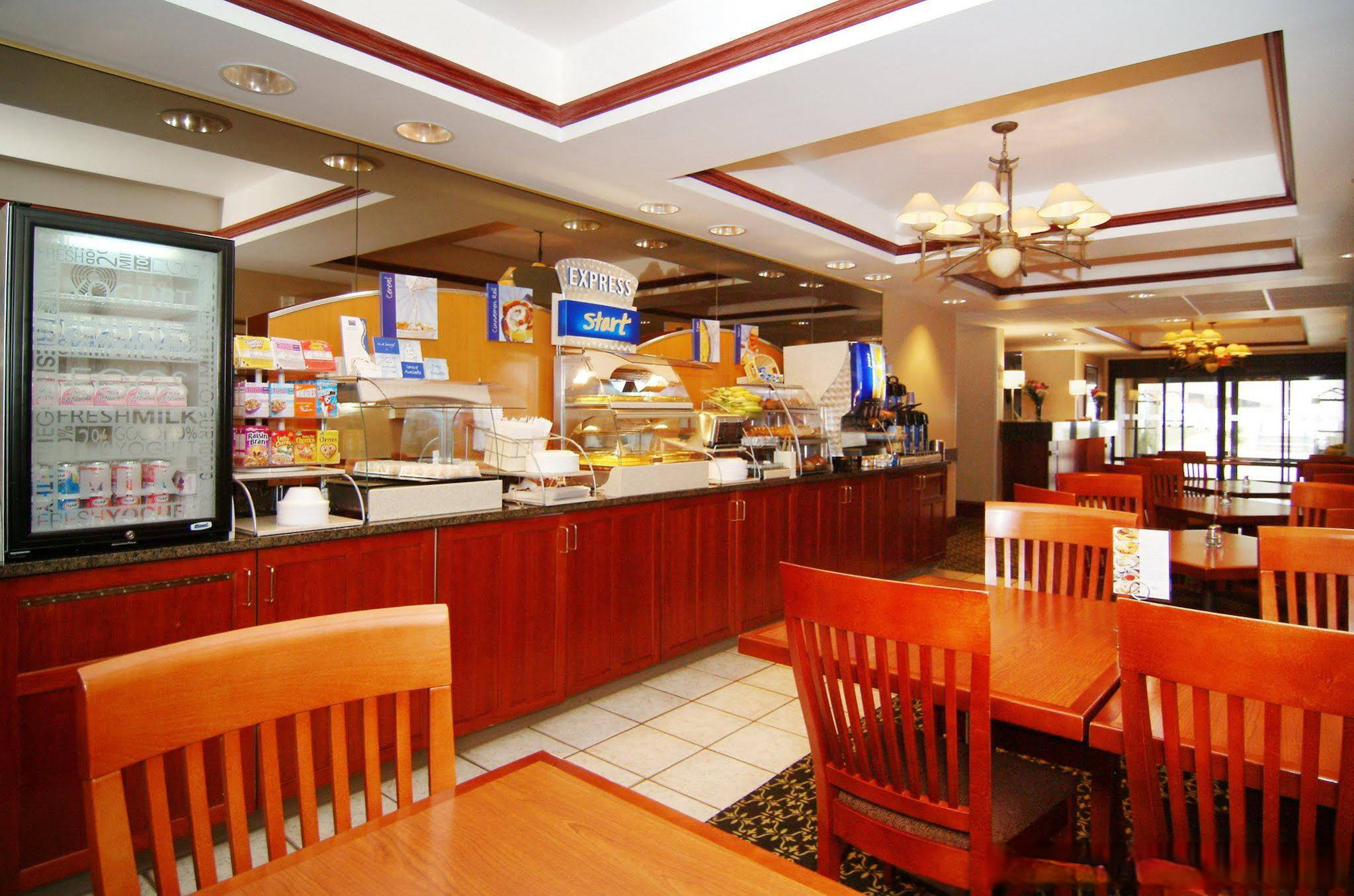 Holiday Inn Express & Suites - Interstate 380 at 33rd Avenue, an Ihg Hotel