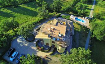 Pool and Jacuzzi - Charming Villa in Umbria