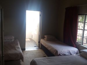 Room in Guest Room - Comfy Room with Dstv and Aircon