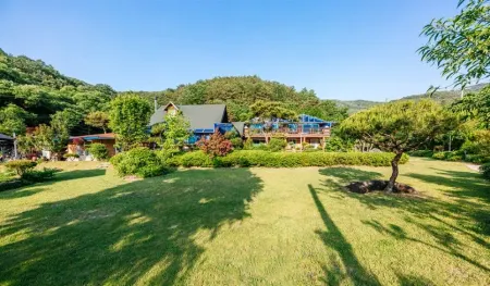 Yanggaksan Pension Отели в г. Кымсан