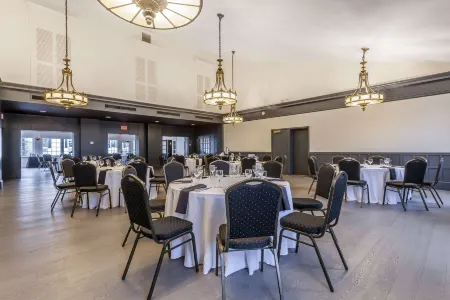 The Aurora Inn Hotel and Event Center Отели в г. Аврора