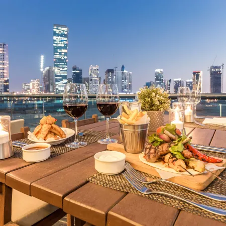 Radisson Blu Hotel, Dubai Waterfront Отели рядом с достопримечательностью «Дубайская опера»