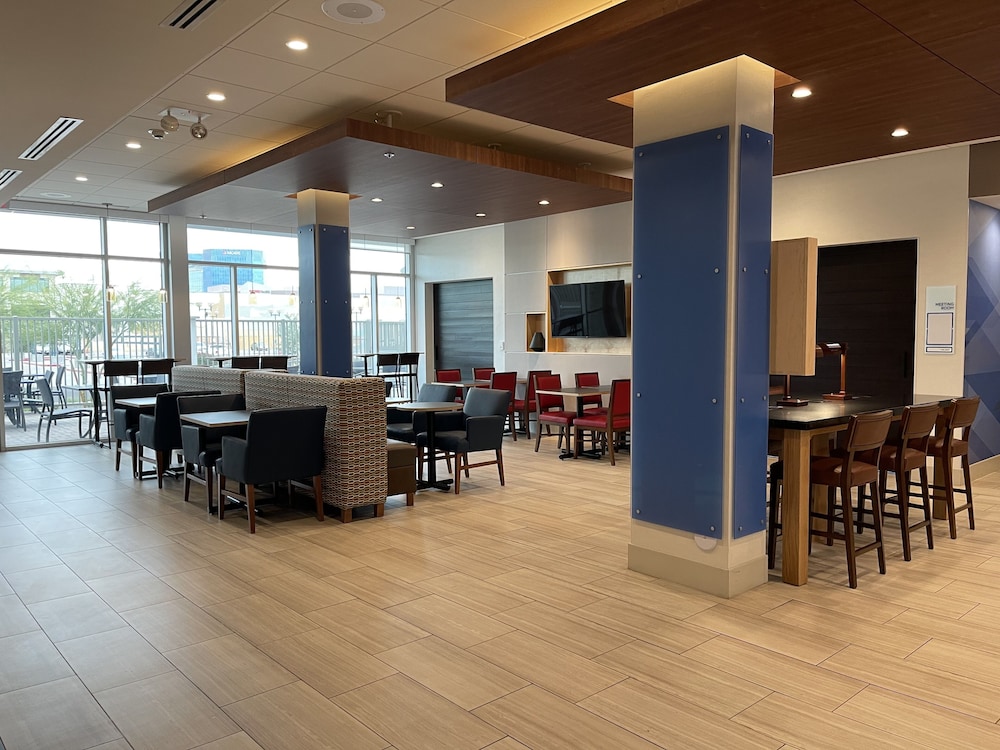 Holiday Inn Express & Suites Phoenix - Airport North, an Ihg Hotel