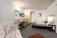 East Port Motor Inn Hotels near Tacking Point Lighthouse