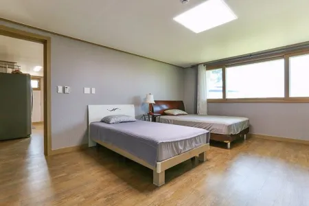 Jeju Osaekgyul Cheheom Pension Отели рядом с достопримечательностью «Dolgeobugi Suseok Bakmulkwan»