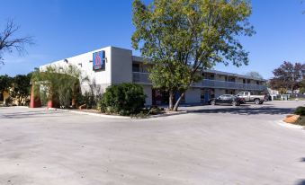 Motel 6 Uvalde, TX