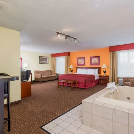 Days Inn & Suites by Wyndham Bloomington/Normal IL
