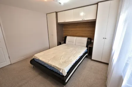 Isleworth - Apt - Stay 4 - Parking - Riverside Отели рядом со станцией Feltham