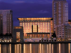 Canary Riverside Plaza Hotel