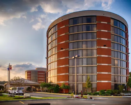 DoubleTree by Hilton Portland Hotels near Arts District