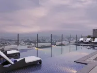 DoubleTree by Hilton Gurugram Baani Square - Pools