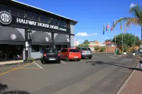 Halfway House Hotel - parking