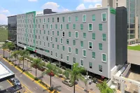 Wyndham Garden Guadalajara Acueducto فنادق في San Francisco Tesistan