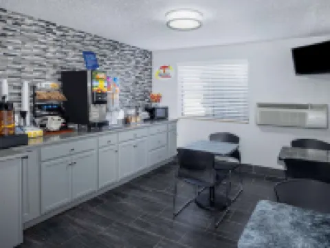 堪薩斯城巴里路-機場速8酒店 梅酒店